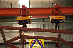 Self-propelled hoist conveying system